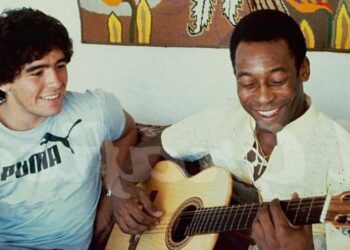 No solo era el rey del fútbol: el día que Pelé le cantó a Maradona