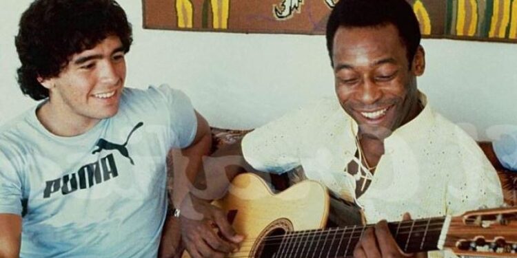 No solo era el rey del fútbol: el día que Pelé le cantó a Maradona