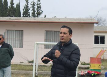 PEPE DÍAZ Y SERVIDORES PÚBLICOS REALIZAN LIMPIEZA, ARREGLO Y PINTURA DE JUEGOS INFANTILES EN PLAZA DE LA COLONIA SAN TITO 