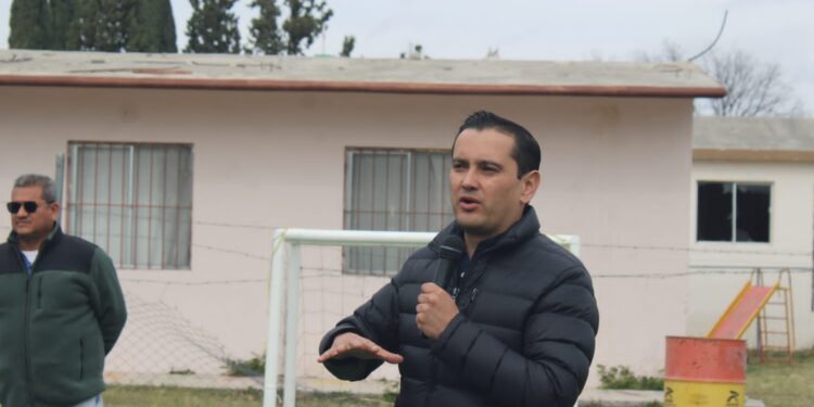 PEPE DÍAZ Y SERVIDORES PÚBLICOS REALIZAN LIMPIEZA, ARREGLO Y PINTURA DE JUEGOS INFANTILES EN PLAZA DE LA COLONIA SAN TITO
