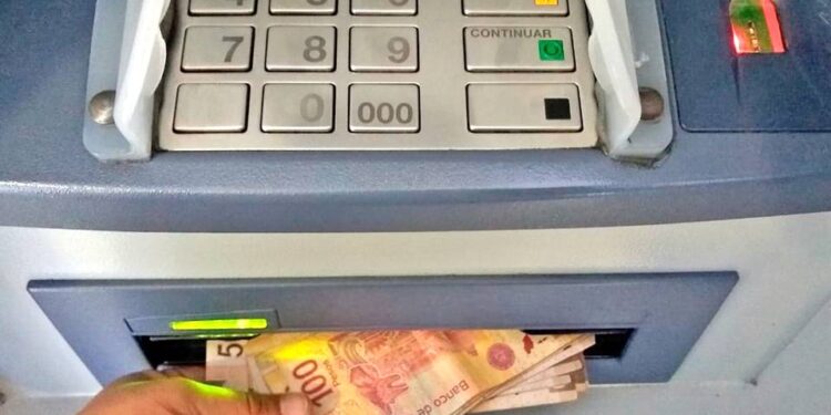 Ya podrás retirar efectivo en cualquier cajero de estos bancos sin pagar comisión