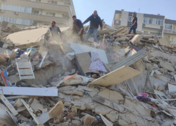 Terremoto de 7.8 de magnitud sacude el centro de Turquía