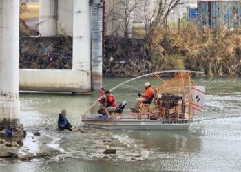 Rescata Grupo Beta del INM en Coahuila a mujer e hijo ecuatorianos de fuerte y helada corriente del Río Bravo