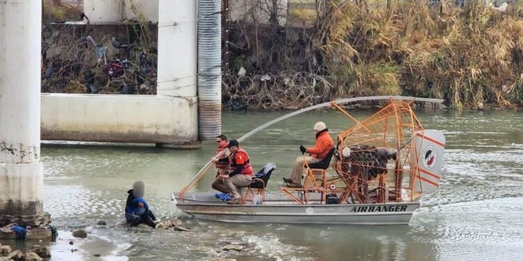 Rescata Grupo Beta del INM en Coahuila a mujer e hijo ecuatorianos de fuerte y helada corriente del Río Bravo