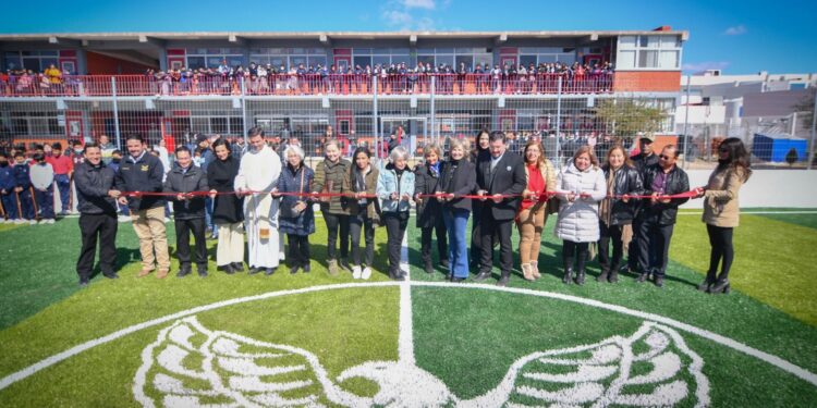 INAUGURA ALCALDESA CANCHA PARA LOS ALUMNOS DEL COLEGIO MANO AMIGA
