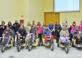 Facilitan movilidad a personas con discapacidad entregándoles carritos pet