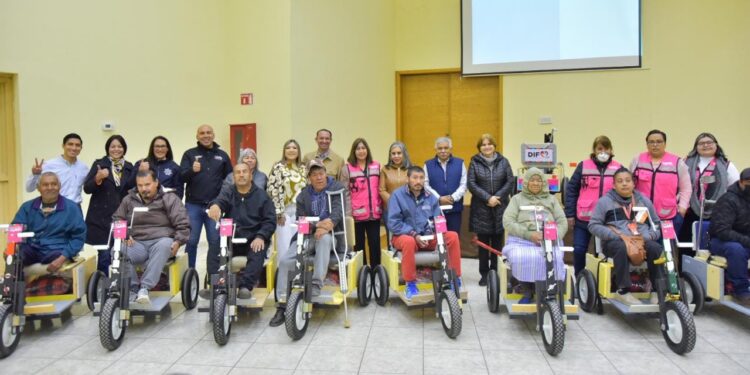 Facilitan movilidad a personas con discapacidad entregándoles carritos pet