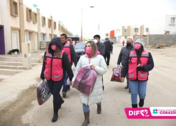 Ante el frio extremo entrega Dif municipal cobertores a familias necesitadas