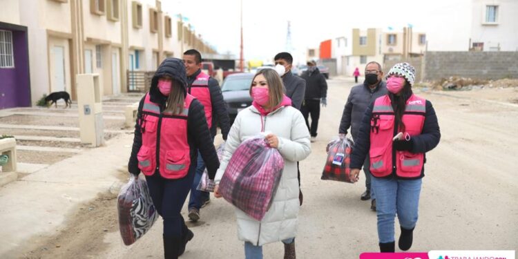 Ante el frio extremo entrega Dif municipal cobertores a familias necesitadas