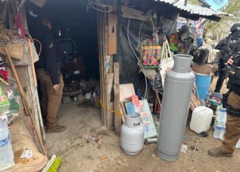 Elementos de policías estatales apoyan a personas vulnerables