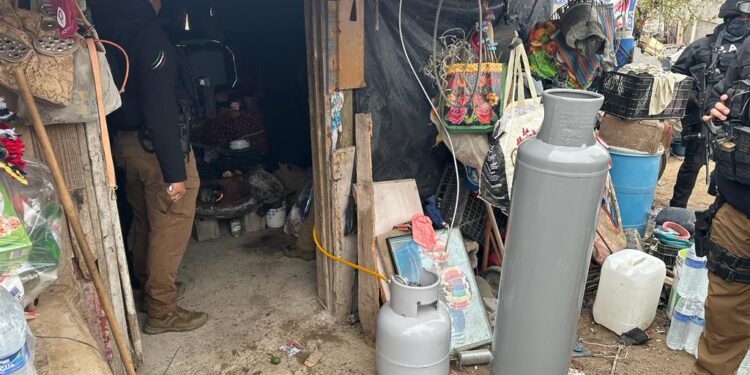 Elementos de policías estatales apoyan a personas vulnerables