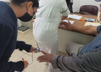 Estudiantes de enfermería realizan trabajo comunitario en pro de la salud