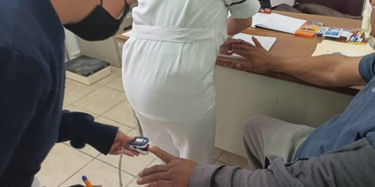 Estudiantes de enfermería realizan trabajo comunitario en pro de la salud