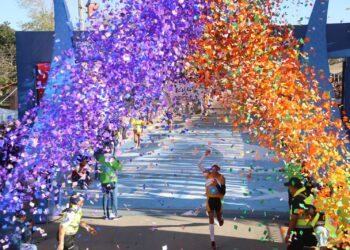 RECIBEN EN LA META MIGUEL RIQUELME Y ROMÁN CEPEDA A GANADORES DEL MARATÓN LALA 2023