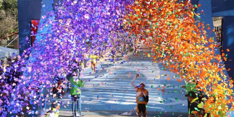 RECIBEN EN LA META MIGUEL RIQUELME Y ROMÁN CEPEDA A GANADORES DEL MARATÓN LALA 2023