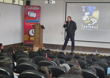 EXPONE SECRETARIO DE ECONOMÍA DE COAHUILA ANTE UNIVERSITARIOS, LAS CARRERAS DEL FUTURO