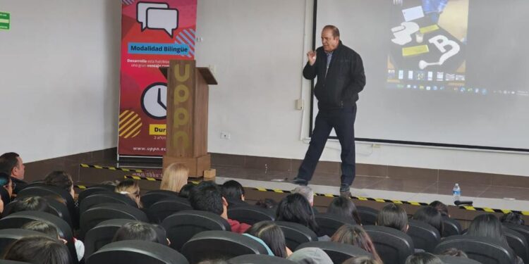 EXPONE SECRETARIO DE ECONOMÍA DE COAHUILA ANTE UNIVERSITARIOS, LAS CARRERAS DEL FUTURO