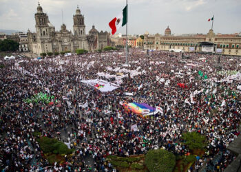 ANIVERSARIO DE LA EXPROPIACIÓN PETROLERA, SIN ARGUMENTOS PARA CELEBRAR; 500 MIL ACARREADOS LLENARON EL ZÓCALO