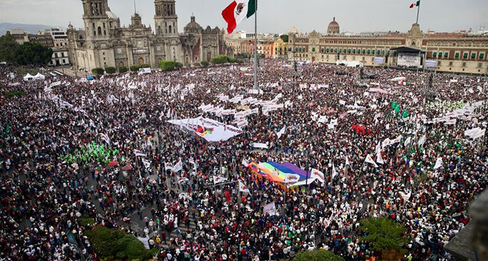 ANIVERSARIO DE LA EXPROPIACIÓN PETROLERA, SIN ARGUMENTOS PARA CELEBRAR; 500 MIL ACARREADOS LLENARON EL ZÓCALO
