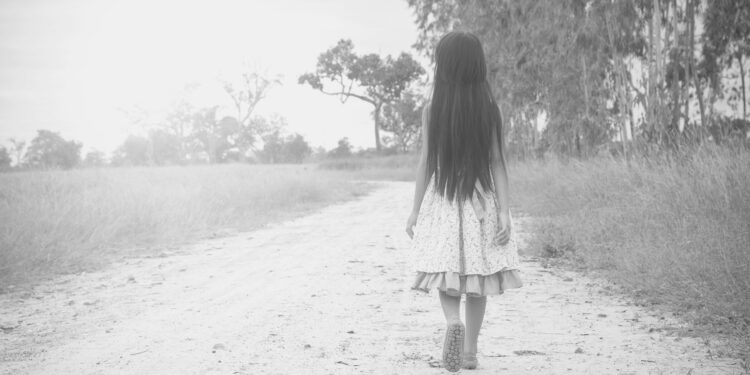 Mujer vendó los ojos a su hija de ocho años, le dijo que esperara y la abandonó, en Morelia