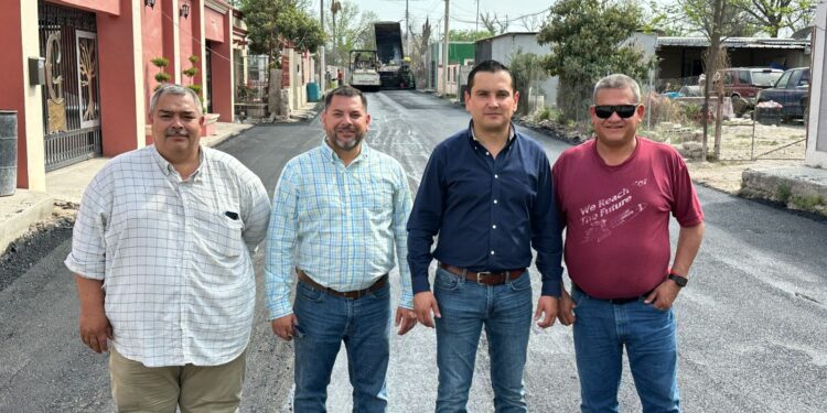SUPERVISA ALCALDE PEPE DÍAZ TRABAJOS DE RECARPETEO EN CALLES DEL SECTOR PONIENTE DEL MUNICIPIO DE ALLENDE 
