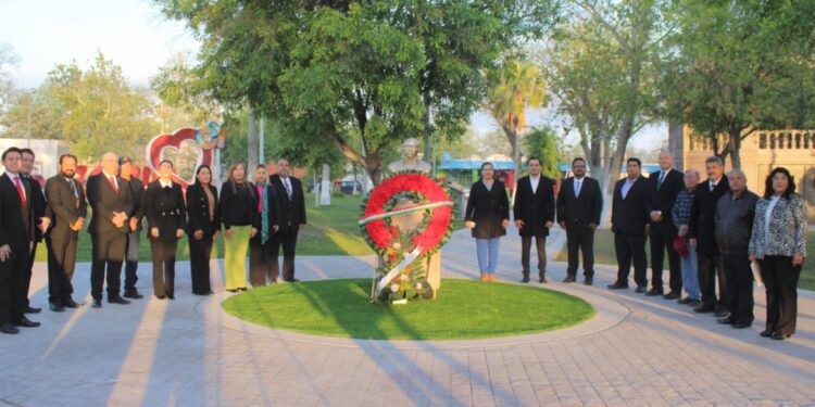 AUTORIDADES MUNICIPALES, EDUCATIVAS, CÍVICAS Y LOGIAS MASÓNICAS CONMEMORARON 217 ANIVERSARIO DEL NATALICIO DEL LIC. BENITO JUÁREZ GARCÍA 