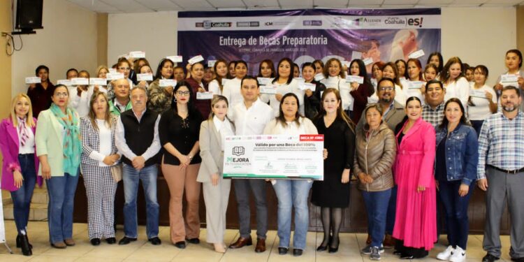FORMALIZAN ENTREGA DE BECAS DE LA PREPARATORIA ABIERTA MUNICIPIO DE ALLENDE Y GOBIERNO DEL ESTADO