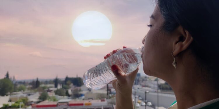 Exhortan a aumentar consumo de agua ante temperaturas calurosas
