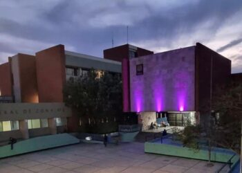 Ilumina IMSS Coahuila sus edificios en color morado