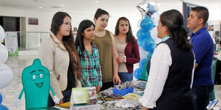 Orienta IMSS a jóvenes sobre salud sexual y reproductiva