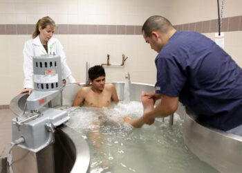 Con ejercicio terapéutico y uso de la Tina de Hubbard del IMSS, pacientes con fracturas y lesiones severas pueden recuperar movilidad