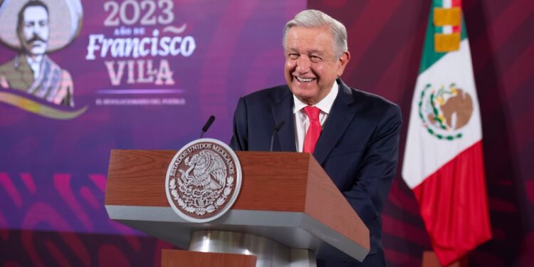 Crisis migrante en México disminuye ‘popularidad’ de AMLO, afirma Consulta Mitofsky