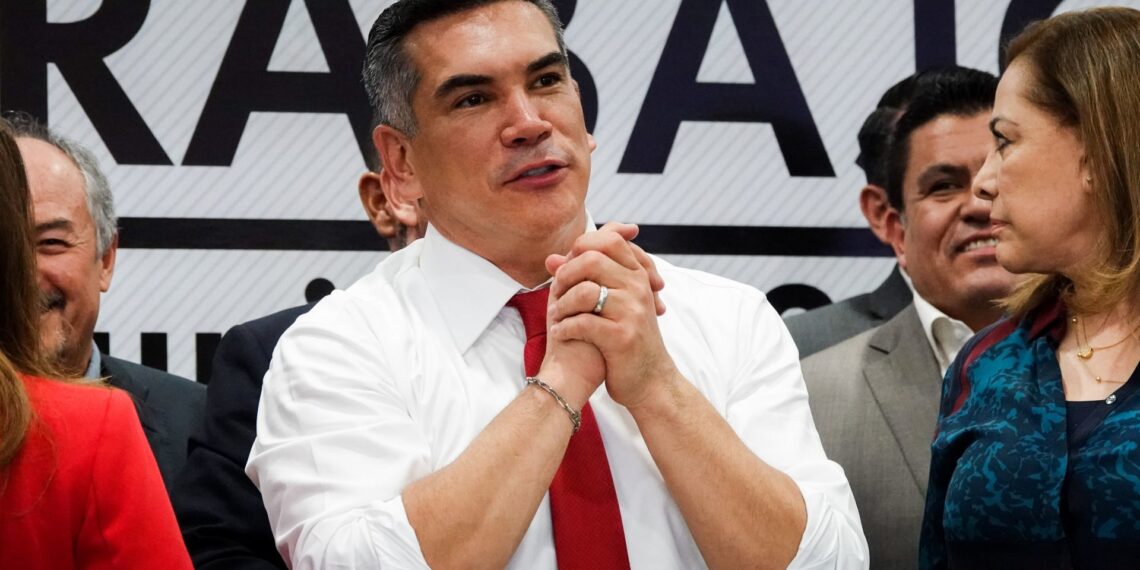 CIUDAD DE MÉXICO, 14JUNIO2022.- Alejandro Moreno Cárdenas, presidente nacional del Partido Revolucionario Institucional (PRI), ofreció conferencia de prensa tras reunirse con nueve ex presidente del partido en que se reflexionó los resultados de las pasadas elecciones, así como el futuro del partido. Aunque se presentía una renuncia por parte de Moreno Cárdenas, este afirmó que permanecerá al frente del partido pues fue elegido por la militancia y cumplirá con los tiempos que en los estatutos están marcados.
FOTO: GALO CAÑAS/CUARTOSCURO.COM