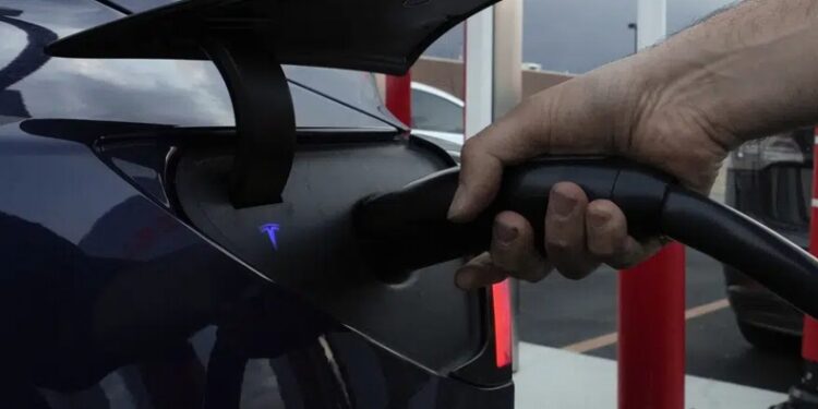 ¿Qué implican los cambios en las reglas para los autos eléctricos en EU?