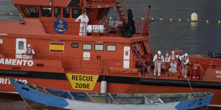 Migrantes Africanos realizan una travesía de muerte en su intentando por llegar a las Islas Canarias