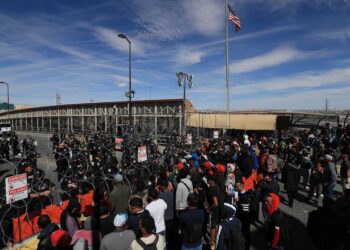 Cientos de migrantes cierran el puente fronterizo de Cd. Juárez y amenazan con cruzar ilegalmente