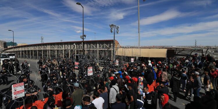 Cientos de migrantes cierran el puente fronterizo de Cd. Juárez y amenazan con cruzar ilegalmente