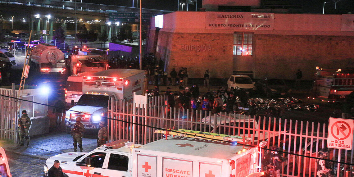 CIUDAD JUÁREZ (MÉXICO), 28/03/2023.- Personal de rescate acuden al auxilio durante un incendio en las instalaciones del Instituto Nacional de Migración (INM), donde fallecieron migrantes la noche del 27 de marzo de 2023, en Ciudad Juárez, Chihuahua (México). Al menos 37 migrantes murieron en un incendio en una estación del Instituto Nacional de Migración (INM) de Ciudad Juárez, en la frontera norte de México, según indicaron este martes a EFE fuentes oficiales. EFE/Luis Torres