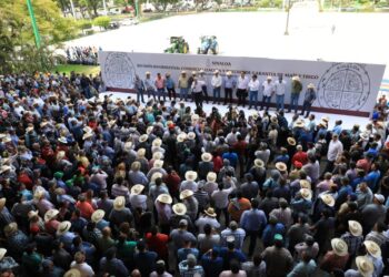 PROTESTAN PRODUCTORES DE MAÍZ DE SINALOA, POR INSUFICIENTE PRECIO DE GARANTÍA; DESFILAN MILES CON MAQUINARIA EN CULIACÁN