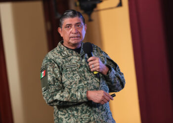 Investigación revela viajes de lujo del titular de Sedena