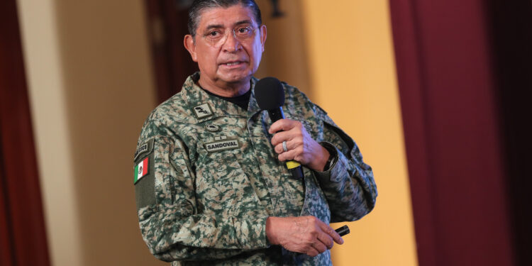 Investigación revela viajes de lujo del titular de Sedena