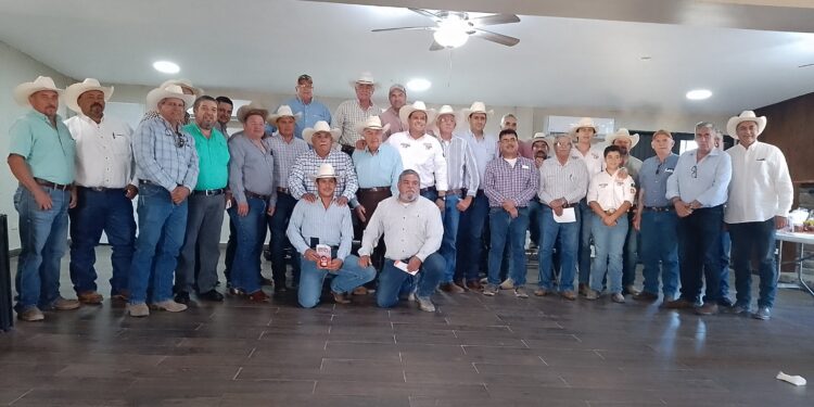 ALBERTO DE LUNA SE REUNE CON GANADEROS SOCIOS DE LA AGLA