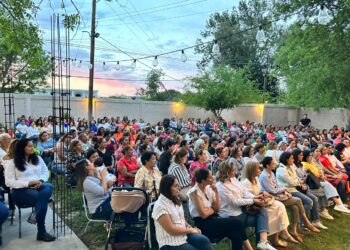 SE REUNE CON CIENTOS DE MUJERES