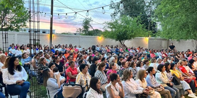 SE REUNE CON CIENTOS DE MUJERES