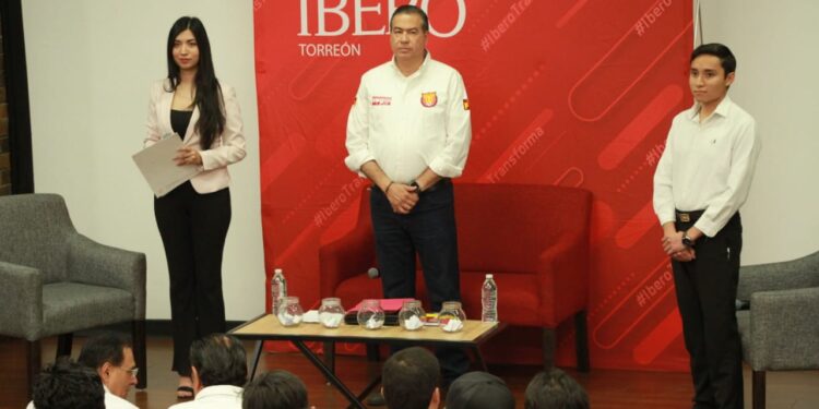 Ricardo Mejía habla con comunidad universitaria en la Ibero Torreón