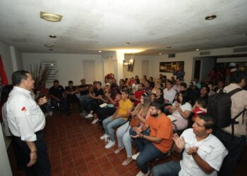 Dialoga Ricardo Mejía con jóvenes y asociación civil PC29 en Torreón