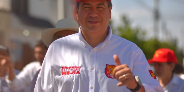 Mantiene Ricardo Mejía diálogo con jóvenes y sociedad civil en Saltillo