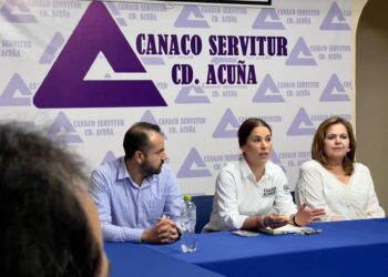 Desfilan candidatas y candidatos por la CANACO