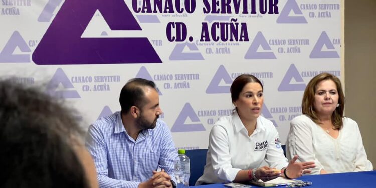 Desfilan candidatas y candidatos por la CANACO