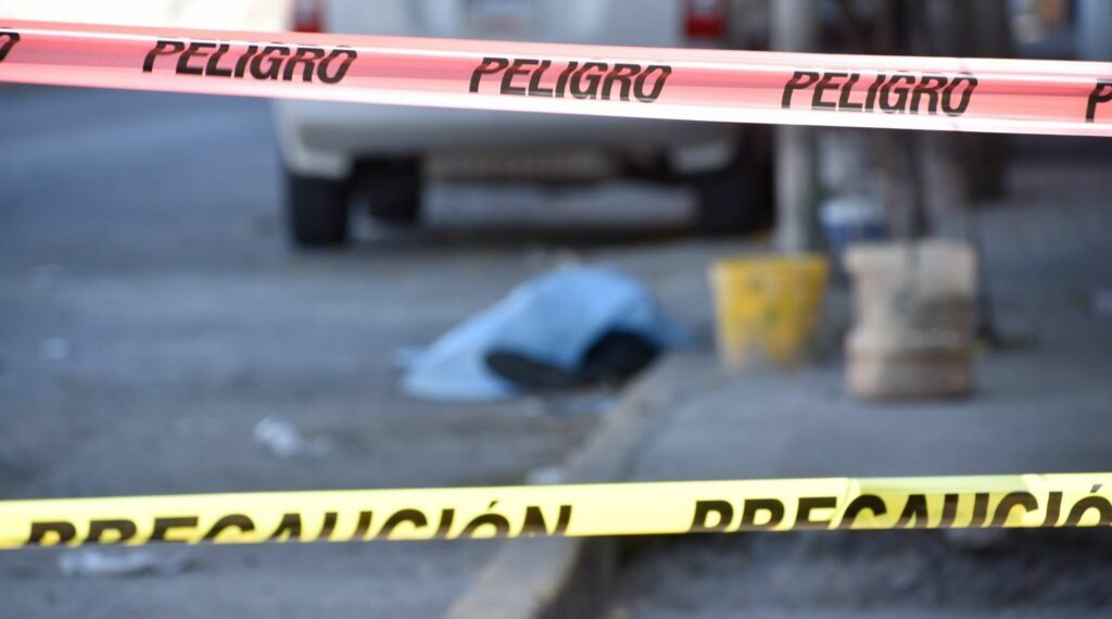 CHILPANCINGO, GUERRERO, 01MARZO2020.- Siete hechos violentos se registraron en la capital del estado de Guerrero, donde al menos seis personas entre ellas dos mujeres, fueron asesinadas a balazos durante la madrugada y mañana de este domingo en diversos puntos de la ciudad de Chilpancingo, además otro hombre resultó gravemente herido y se encuentra recibiendo atención medica.
FOTO: DASSAEV TÉLLEZ ADAME/CUARTOSCURO.COM